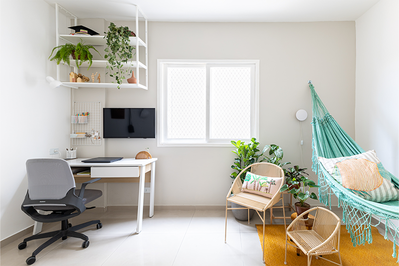 Projeto: Bima Arquitetura | O espaço para home-office também foi pensado para um cantinho do descanso.