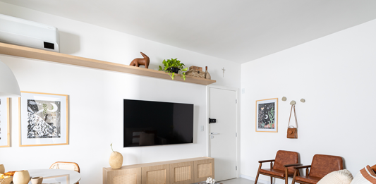 AP Aratans: Bima Arquitetura afetiva transforma apartamento antigo no primeiro lar do casal Projeto: Bima Arquitetura | A sala possui itens de decoração que deixam o estilo mais contemporâneo.
