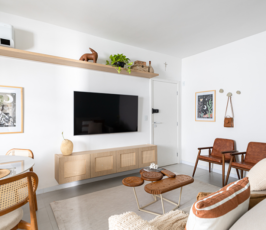AP Aratans: Bima Arquitetura afetiva transforma apartamento antigo no primeiro lar do casal Projeto: Bima Arquitetura | A sala possui itens de decoração que deixam o estilo mais contemporâneo.