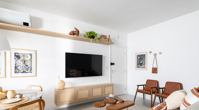 AP Aratans: Bima Arquitetura afetiva transforma apartamento antigo no primeiro lar do casal Projeto: Bima Arquitetura | A sala possui itens de decoração que deixam o estilo mais contemporâneo.