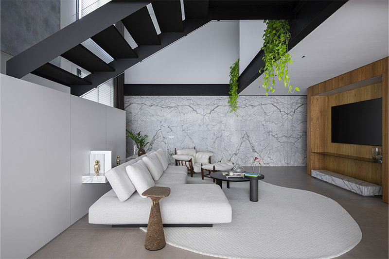 Projeto: Rodolfo Fontana | Mezanino criado com estrutura metálica leve amplia o espaço em quase 70 m², trazendo luz, fluidez e novas possibilidades de uso.