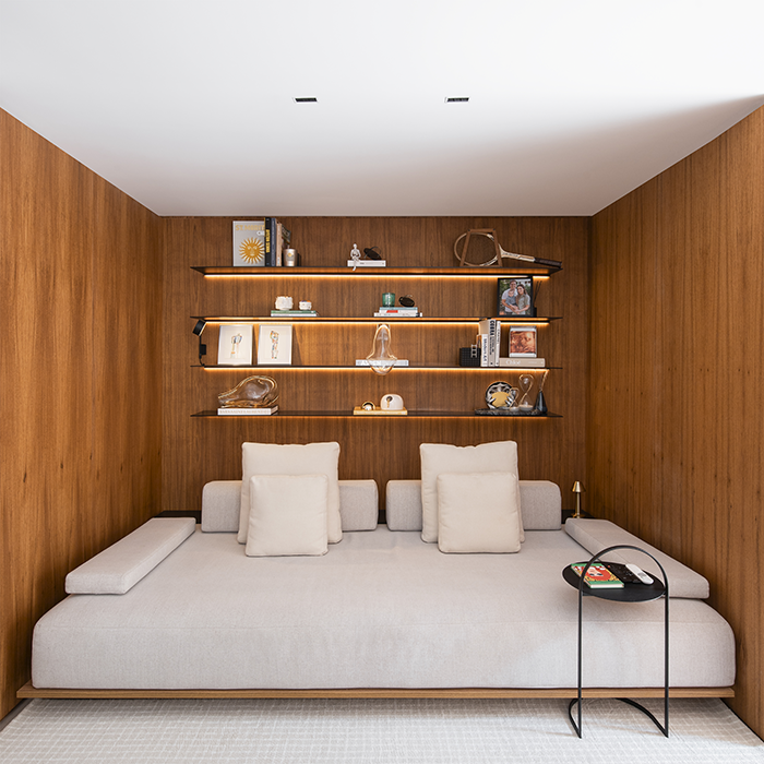 Projeto: Rodolfo Fontana | Home theater multiuso pode se transformar em suíte, quarto de hóspedes ou sala para o filho, com portas de correr que oferecem flexibilidade.