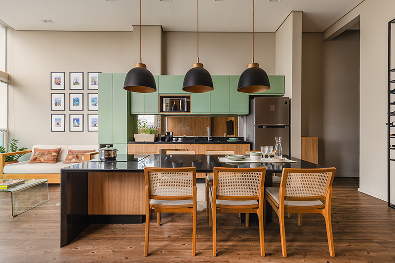 Projeto: Stal Arquitetura | A cozinha passou a ocupar a área central do apartamento e se conecta a todos os ambientes como varanda, sala de estar e sala de jantar.