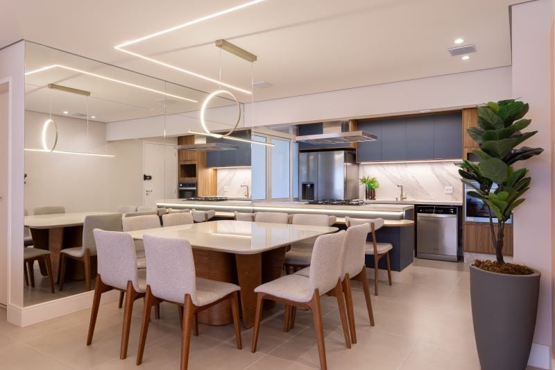 Projeto: RMV Interiores | O projeto integrou cozinha, living e varanda criando um ambiente mais fluído.
