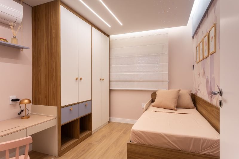 Projeto: RMV Interiores | No quarto da filha tons de rosa claro com azul criam uma identidade única no cômodo.