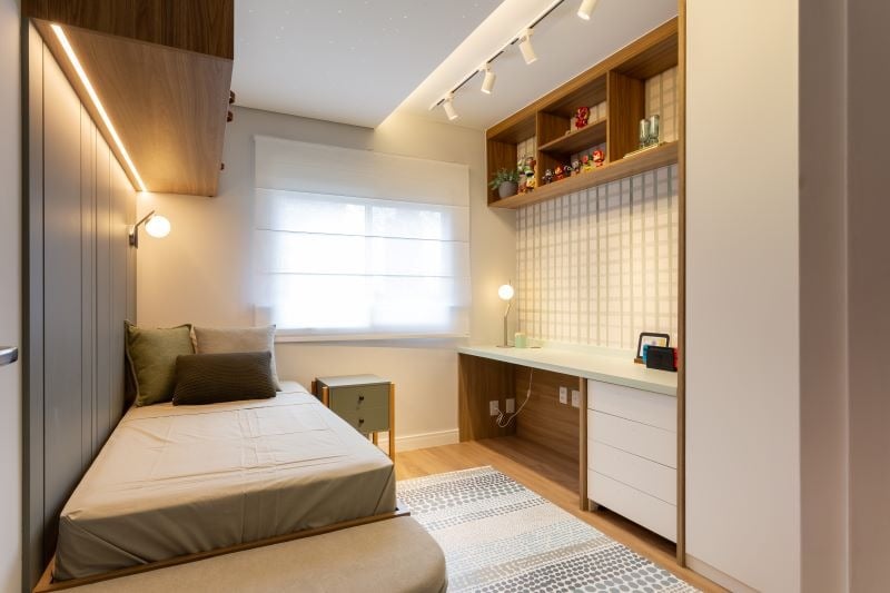 Projeto: RMV Interiores | No quarto do filho, a arquiteta optou por uma marcenaria verde com madeira e branco.