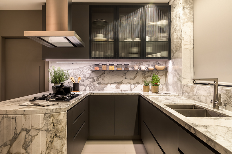 Projeto: Bo.arch Studio | Cozinha minimalista integrada aos ambientes sociais, com paleta de cores sóbria.