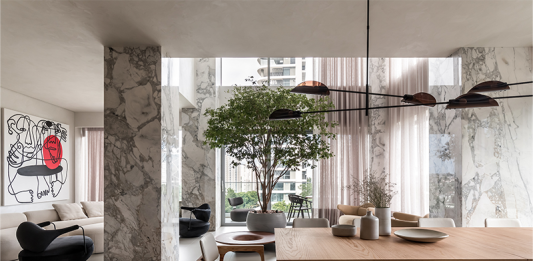 Residência suspensa com alma brasileira Projeto: Bo.arch Studio | Detalhes de obras de arte e peças de design brasileiro, como a do artista André Mendes.