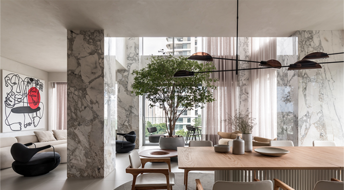 Residência suspensa com alma brasileira Projeto: Bo.arch Studio | Detalhes de obras de arte e peças de design brasileiro, como a do artista André Mendes.