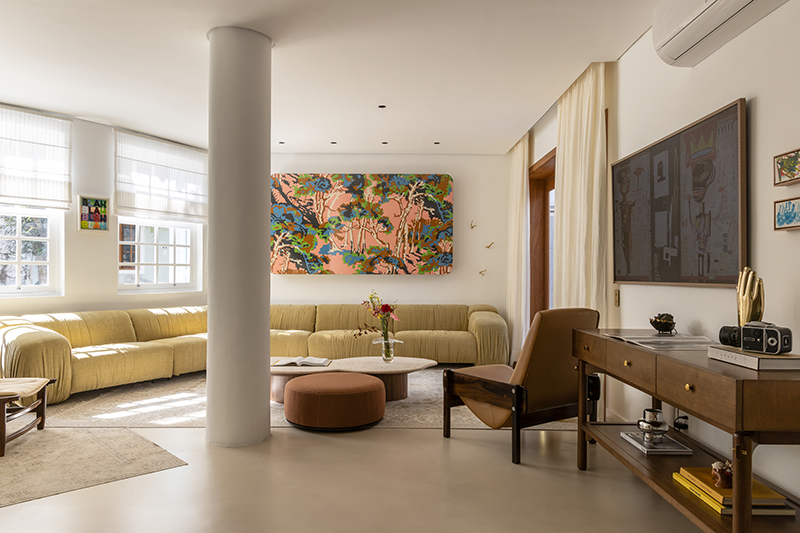 Projeto: Fatta Arquitetura | A sala ampla com mobiliário em madeira é um verdadeiro museu com objetos de viagens, telas feitas pelas crianças e peças de design modernas de artistas conceituados.