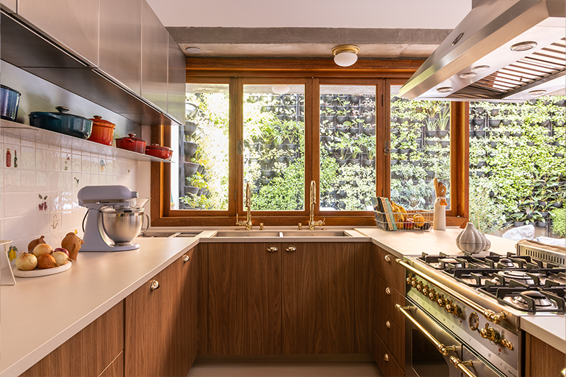 Projeto: Fatta Arquitetura | A cozinha toda equipada com acessórios como fogão industrial, coifa epia dupla para lembrar um restaurante dentro de casa.
