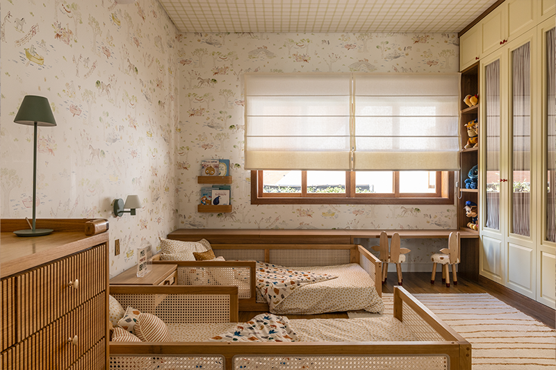 Projeto: Fatta Arquitetura | Um quarto com camas montessorianas e armários pensados para facilitar a acessibilidade das crianças