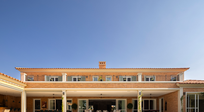 Casa toscana contemporânea reforça a parceria de longa data entre arquiteto e clientes Projeto: Rogério Luciani | Arquitetura em estilo toscano na Fazenda Vila Real, em Itu.