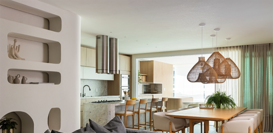 Luz suave, traços brancos e clima de veraneio Projeto: Bo. Arch Studio | Com inspiração praiana, este apartamento foi projetado para transmitir leveza e bem-estar à beira-mar.