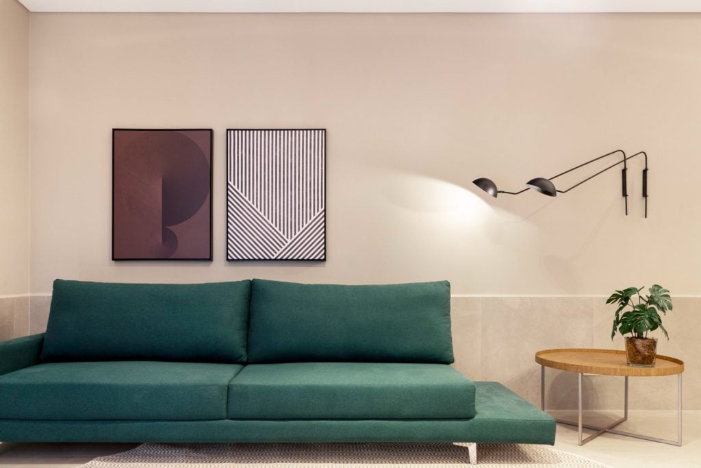 Projeto: Bo.arch |o sofá verde como protagonista da sala e a composição em preto e branco com luminárias minimalistas revelam um projeto que vai além da estética — criado para emocionar, despertar memórias e conectar moradores ao espaço.