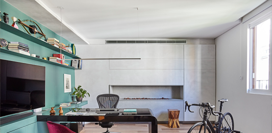 Paredes abaixo: Juliana Fabrizzi assina projeto de reforma radical em Pinheiros Projeto: Juliana Fabrizzi | Home office versátil integra marcenaria colorida, design contemporâneo e espaço para hobbies, refletindo o estilo dinâmico do morador.