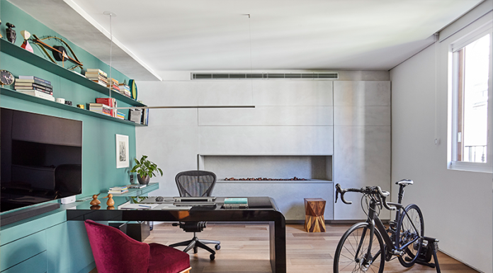 Paredes abaixo: Juliana Fabrizzi assina projeto de reforma radical em Pinheiros Projeto: Juliana Fabrizzi | Home office versátil integra marcenaria colorida, design contemporâneo e espaço para hobbies, refletindo o estilo dinâmico do morador.