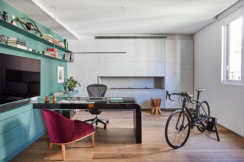 Projeto: Juliana Fabrizzi | Home office versátil integra marcenaria colorida, design contemporâneo e espaço para hobbies, refletindo o estilo dinâmico do morador.
