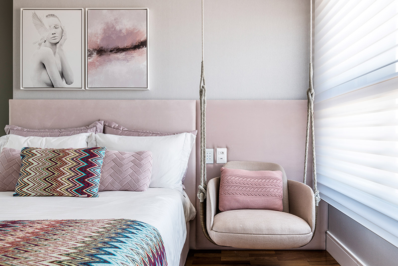 Projeto: Érica Salguero | Apostar em tons pastéis é uma forma de atualizar o quarto de maneira sutil. Nem sempre incluir cores no décor exige combinações ousadas ou vibrantes.