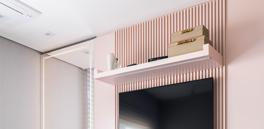 Primavera em Cores: Projetos de interiores que celebram a estação Projeto: Érica Salguero | Apostar em tons pastéis é uma forma de atualizar o quarto de maneira sutil. Nem sempre incluir cores no décor exige combinações ousadas ou vibrantes.