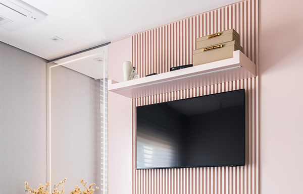 Primavera em Cores: Projetos de interiores que celebram a estação Projeto: Érica Salguero | Apostar em tons pastéis é uma forma de atualizar o quarto de maneira sutil. Nem sempre incluir cores no décor exige combinações ousadas ou vibrantes.