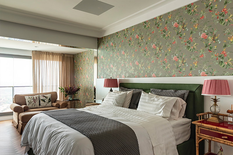 Projeto: Juliana Fabrizzi | Aplicar papéis de parede coloridos são uma boa opção para quem não quer renovar no mobiliário. Há marcas com diversas estampas e o cliente pode escolher por um papel de parede personalizado.
