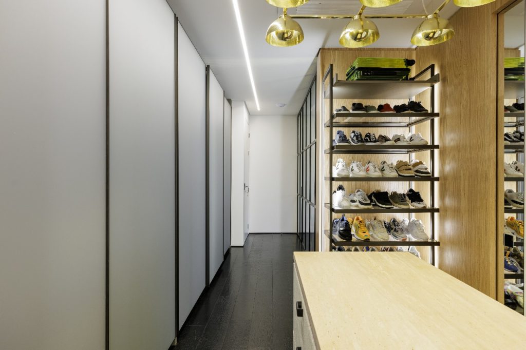 Projeto: Rodolfo Fontana | Amplo e funcional, o closet valoriza a organização com sofisticação, garantindo praticidade no dia a dia.