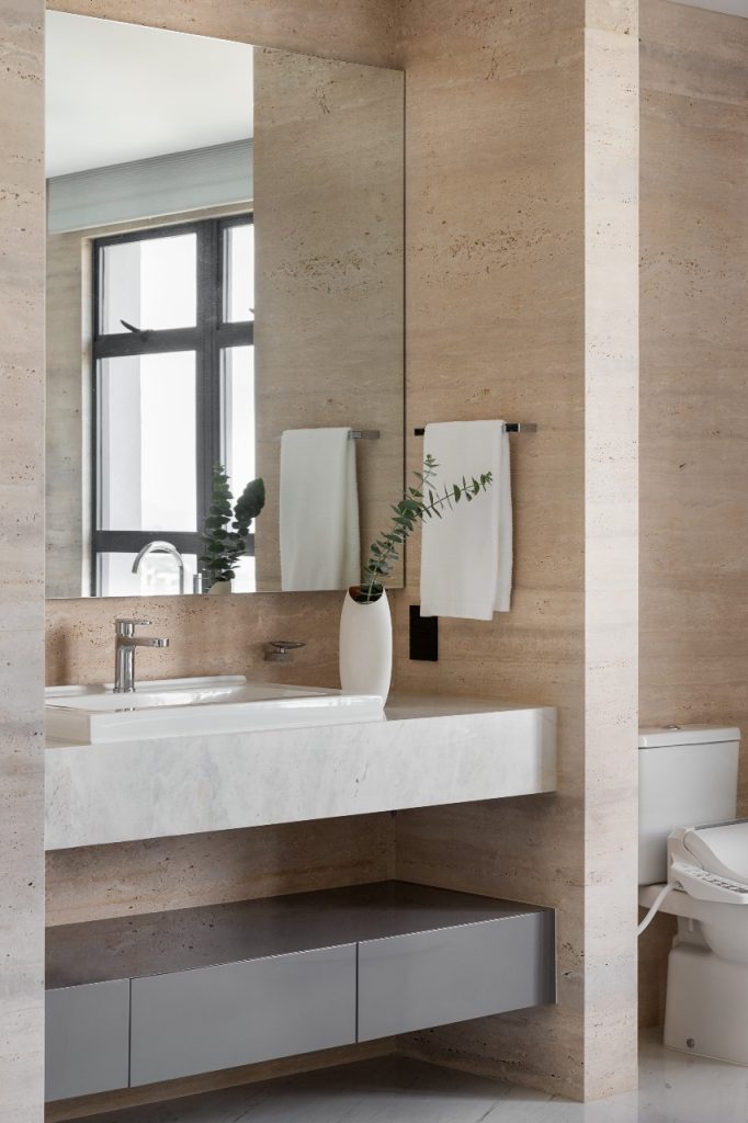 Projeto: Rodolfo Fontana | Detalhes em mármore e linhas minimalistas garantem sofisticação e leveza ao banheiro.