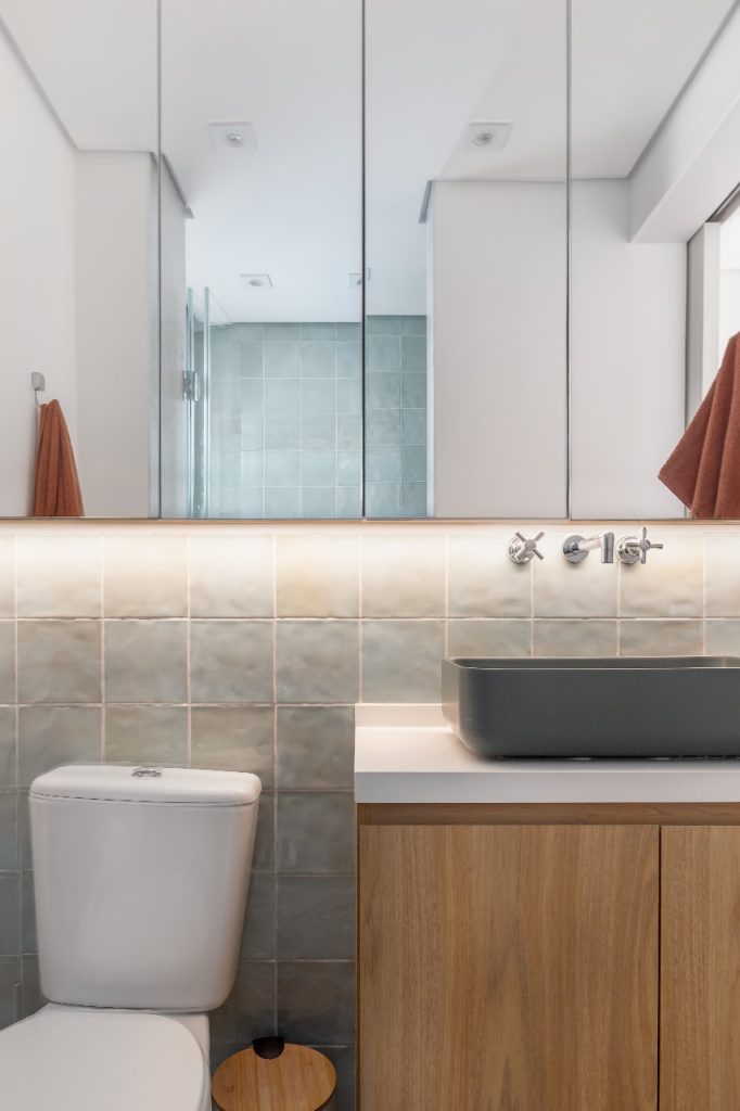 Projeto: Intu Arquitetura | O banheiro ganha personalidade com contrastes suaves, funcionalidade e toques de cor.