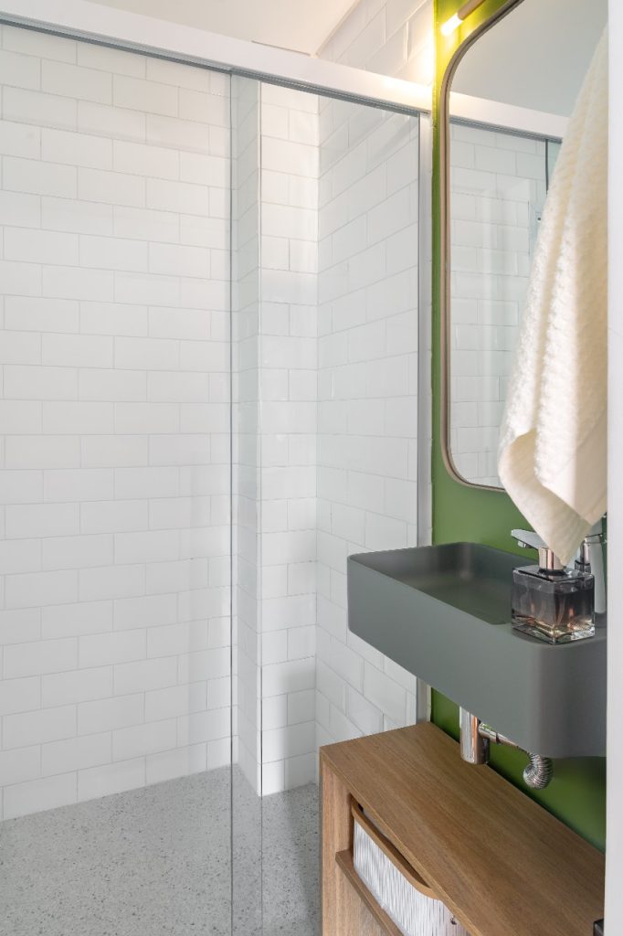 Projeto: Intu Arquitetura | O banheiro ganha personalidade com contrastes suaves, funcionalidade e toques de cor.