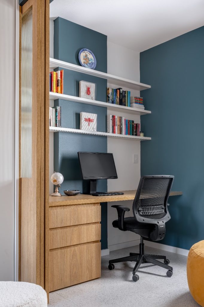 Projeto: Intu Arquitetura | Espaço compacto, funcional e cheio de personalidade: o cantinho de trabalho se integra à casa com elegância, luz natural e soluções sob medida.