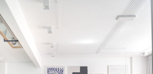 Transformação sensível: Intu Arquitetura assina projeto que equilibra luz, textura e intimidade Projeto: Intu Arquitetura | Integração, leveza e cores na medida certa: a área social combina arte, conforto e luminosidade em uma composição cheia de vida