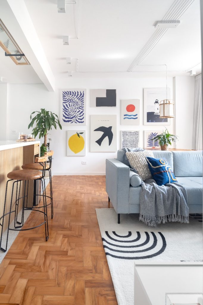 Projeto: Intu Arquitetura | Integração, leveza e cores na medida certa: a área social combina arte, conforto e luminosidade em uma composição cheia de vida