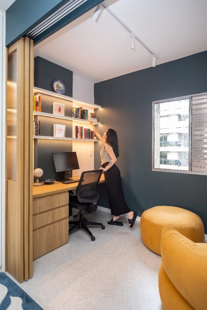 Projeto: Intu Arquitetura | Espaço compacto, funcional e cheio de personalidade: o cantinho de trabalho se integra à casa com elegância, luz natural e soluções sob medida.