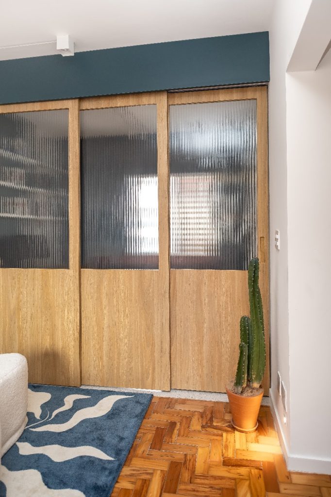 Projeto: Intu Arquitetura | Espaço compacto, funcional e cheio de personalidade: o cantinho de trabalho se integra à casa com elegância, luz natural e soluções sob medida.