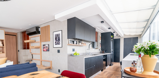 Entre tons neutros e calor humano: O garden reinventado por Abrazo Interiores Projeto: Abrazo Interiores | Apartamento de 90m² totalmente repaginado para acomodar com estilo todos os desejos dos moradores.