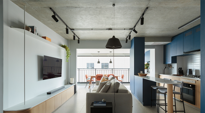 Estilo industrial, cor e integração marcam o Apartamento RB, assinado pelo Estúdio Maré Projeto: Estúdio Maré | Integração entre sala, cozinha e varanda valoriza a entrada de luz natural e amplia a sensação de espaço.