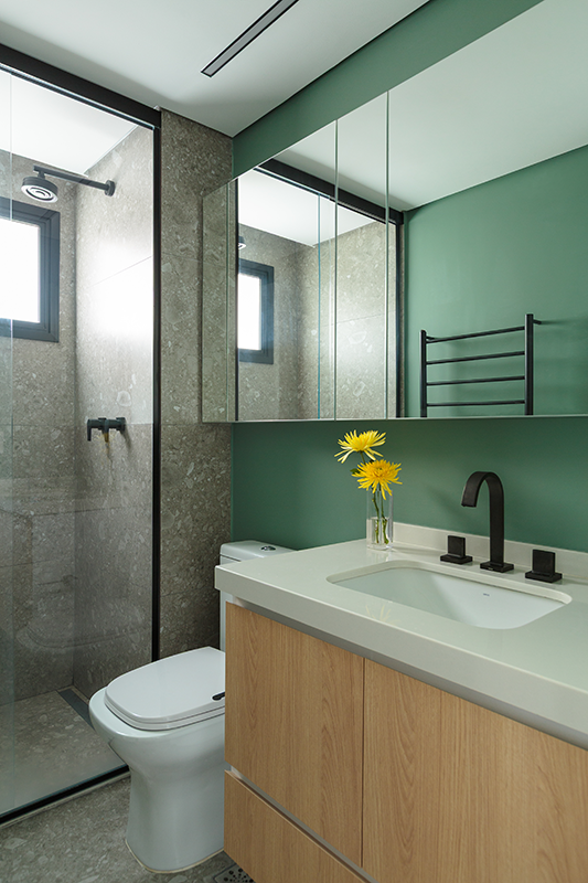 Projeto: Estúdio Maré | Nos banheiros, os revestimentos originais foram preservados e ganharam novas cores e marcenaria sob medida, em harmonia com o piso de porcelanato na área social e o vinílico na íntima.