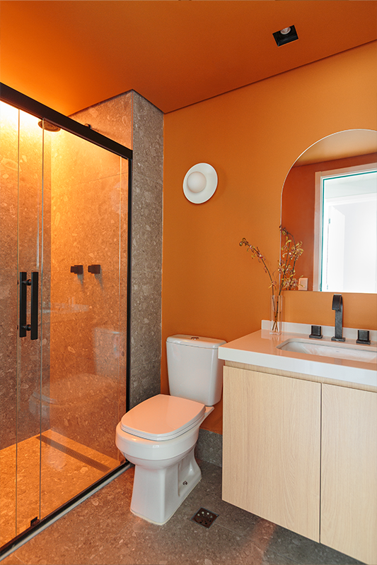 Projeto: Estúdio Maré | Nos banheiros, os revestimentos originais foram preservados e ganharam novas cores e marcenaria sob medida, em harmonia com o piso de porcelanato na área social e o vinílico na íntima.