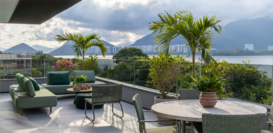 Érica Salguero assina casa de veraneio na Barra da Tijuca que traduz sofisticação com alma carioca Projeto: Érica Salguero | Mobiliário em verde, resistente ao sol e à chuva, garante descontração e bem-estar para aproveitar a vista do rooftop.