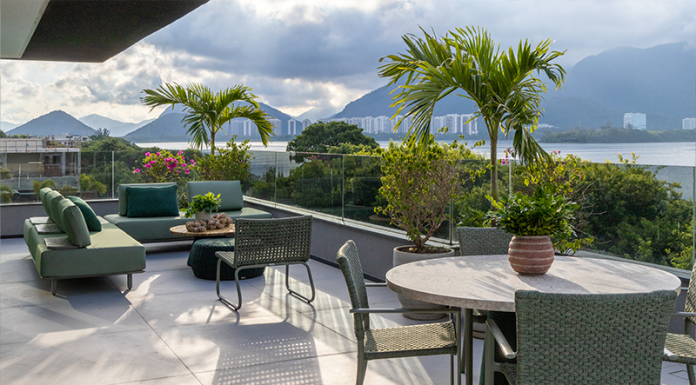 Érica Salguero assina casa de veraneio na Barra da Tijuca que traduz sofisticação com alma carioca Projeto: Érica Salguero | Mobiliário em verde, resistente ao sol e à chuva, garante descontração e bem-estar para aproveitar a vista do rooftop.