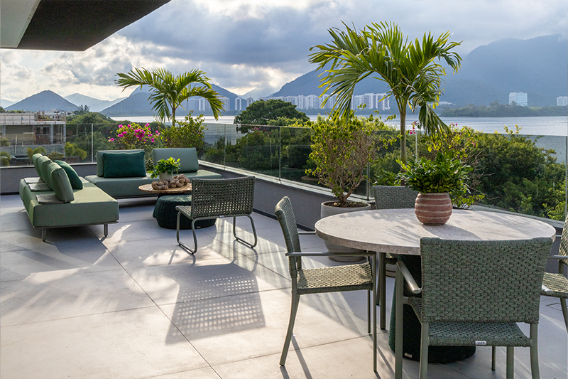 Projeto: Érica Salguero | Mobiliário em verde, resistente ao sol e à chuva, garante descontração e bem-estar para aproveitar a vista do rooftop.