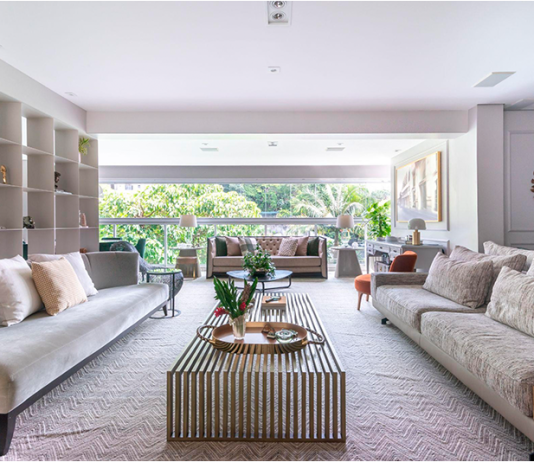 Sabrina Salles assina retrofit de decoração atualiza apartamento na Vila Mariana Projeto: Sabrina Salles | O sofá-ilha contemporâneo, com braços em madeira que funcionam como mesa lateral, garante fluidez e integração entre os ambientes sociais.