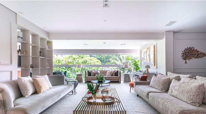 Sabrina Salles assina retrofit de decoração atualiza apartamento na Vila Mariana Projeto: Sabrina Salles | O sofá-ilha contemporâneo, com braços em madeira que funcionam como mesa lateral, garante fluidez e integração entre os ambientes sociais.