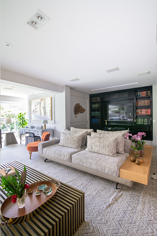 Projeto: Sabrina Salles | As boiseries permanecem como pano de fundo, trazendo romantismo e elegância ao décor atualizado.