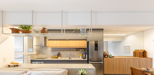Refúgio à Beira-Mar: Bimá Arquitetura transforma apartamento na Praia Grande em espaço acolhedor para momentos em família Projeto: Bimá Arquitetura | Apartamento de 80m² na Praia Grande ganha nova cara e integra ambientes.