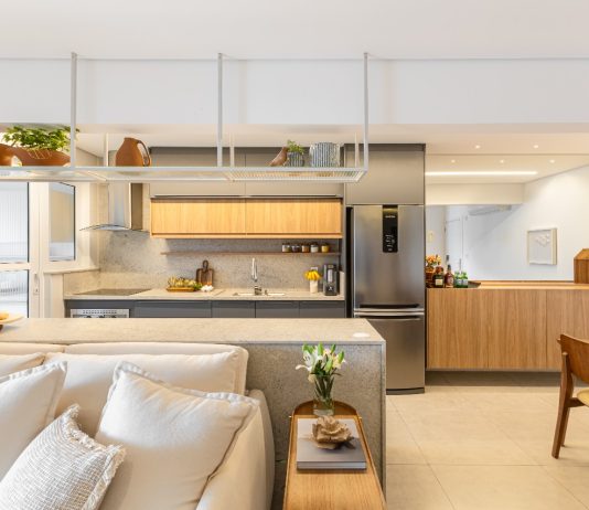 Refúgio à Beira-Mar: Bimá Arquitetura transforma apartamento na Praia Grande em espaço acolhedor para momentos em família Projeto: Bimá Arquitetura | Apartamento de 80m² na Praia Grande ganha nova cara e integra ambientes.