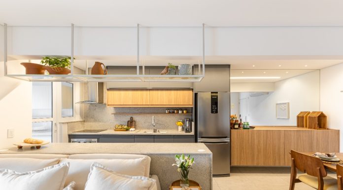 Refúgio à Beira-Mar: Bimá Arquitetura transforma apartamento na Praia Grande em espaço acolhedor para momentos em família Projeto: Bimá Arquitetura | Apartamento de 80m² na Praia Grande ganha nova cara e integra ambientes.