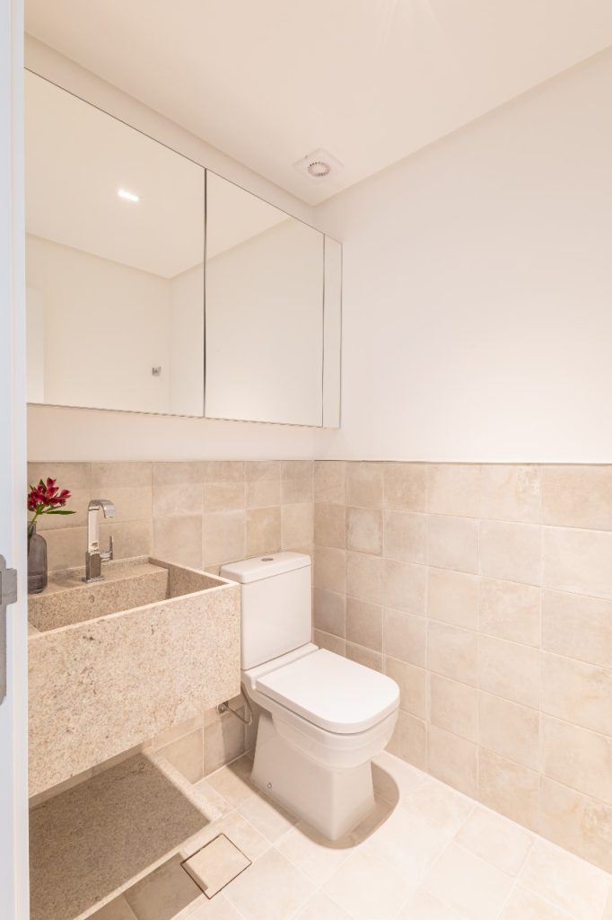 Projeto: Bimá Arquitetura | No lavabo, a arquiteta optou por um granito que dialoga com a paleta de cores do espaço