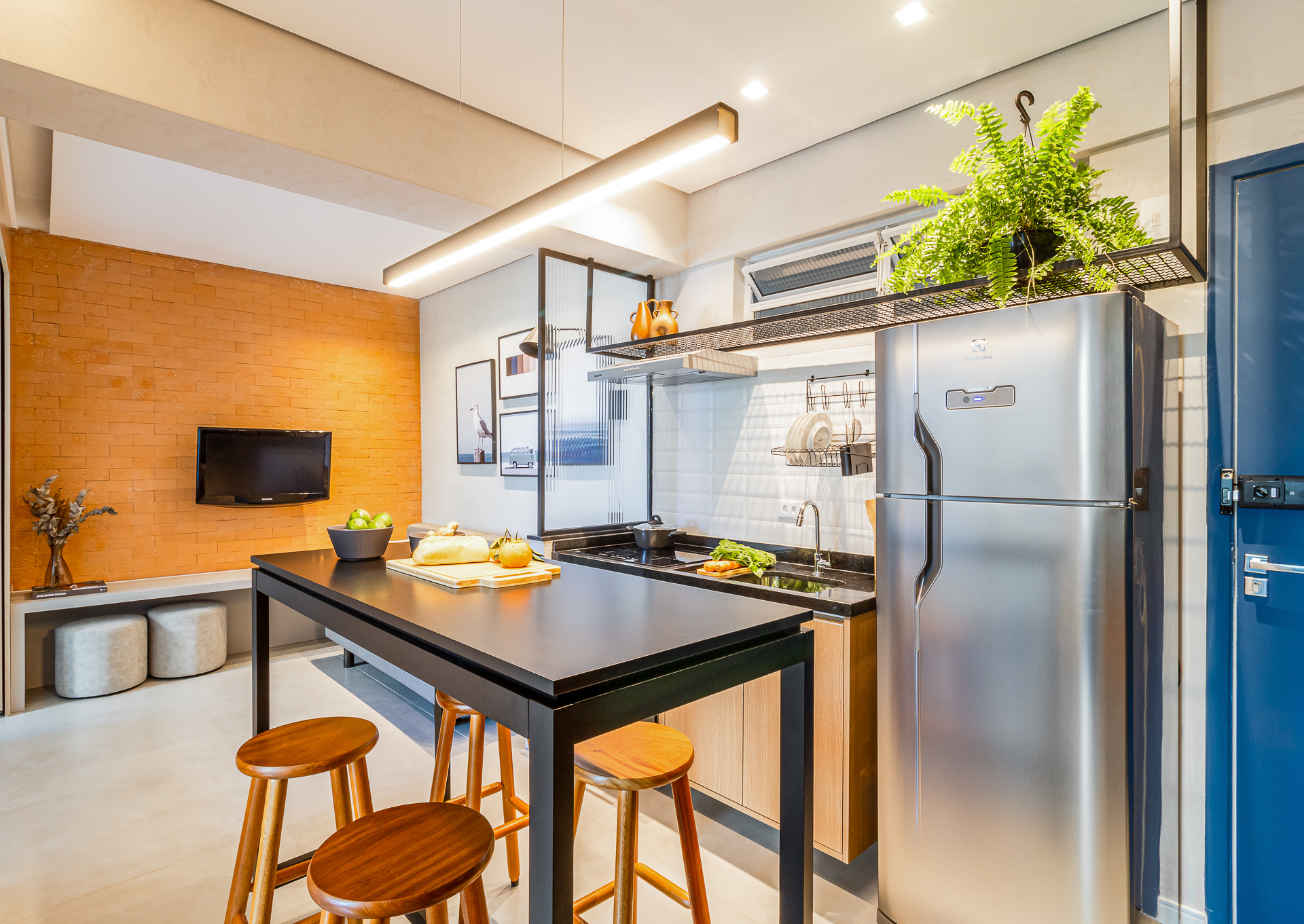 Projeto Bimá Arquitetura | A nova cozinha foi realocada para a área social, garantindo integração com a sala e fluidez visual dentro da planta aberta.